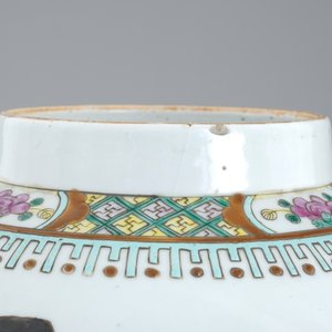 A group of 4 Chinese vases and 2 blue and white plates, 18/19th C. — photo 7