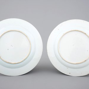 A group of 4 Chinese vases and 2 blue and white plates, 18/19th C. — photo 9
