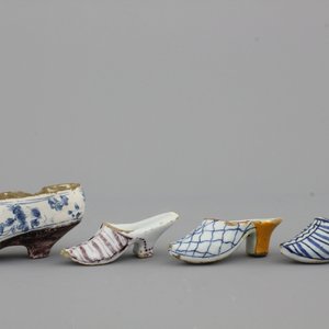 A group of 4 Dutch Delft blue, white and manganese miniature shoes, 18th C. — 照片 2