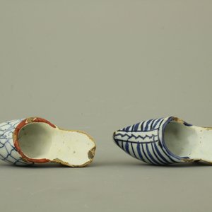 A group of 4 Dutch Delft blue, white and manganese miniature shoes, 18th C. — 照片 7