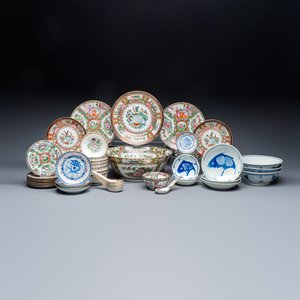 A group of 45 Chinese blue, white and Canton famille rose wares — foto 1