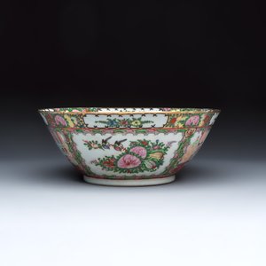 A group of 45 Chinese blue, white and Canton famille rose wares — foto 16
