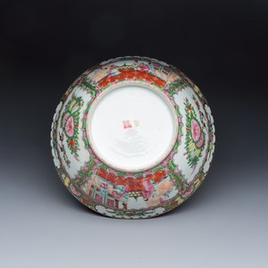 A group of 45 Chinese blue, white and Canton famille rose wares — foto 21