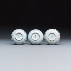 A group of 45 Chinese blue, white and Canton famille rose wares — foto 31