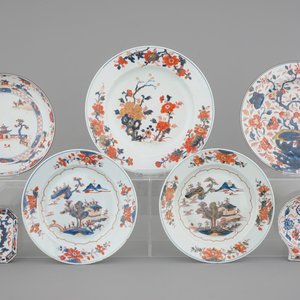A group of 5 large 18th C. Chinese Imari porcelain plates and 2 trays, one shell-shaped, Qianlong, 18th C. — photo 1