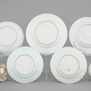 A group of 5 large 18th C. Chinese Imari porcelain plates and 2 trays, one shell-shaped, Qianlong, 18th C. — photo 2
