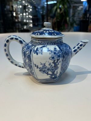 A group of Chinese and Japanese famille verte, blue and white wares, Kangxi and later — foto 1