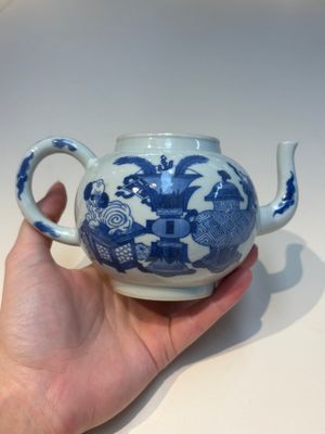A group of Chinese and Japanese famille verte, blue and white wares, Kangxi and later — foto 11