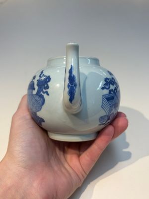 A group of Chinese and Japanese famille verte, blue and white wares, Kangxi and later — foto 12