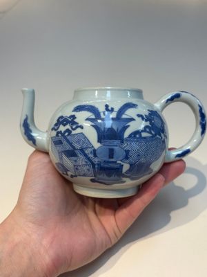 A group of Chinese and Japanese famille verte, blue and white wares, Kangxi and later — foto 13