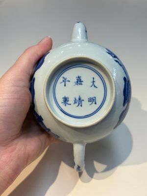 A group of Chinese and Japanese famille verte, blue and white wares, Kangxi and later — foto 16