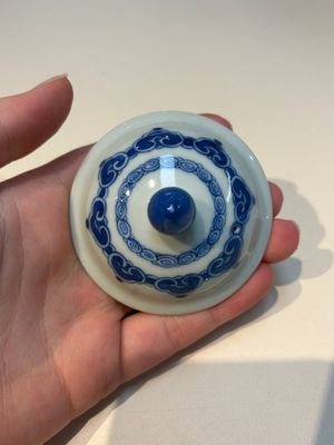 A group of Chinese and Japanese famille verte, blue and white wares, Kangxi and later — foto 17