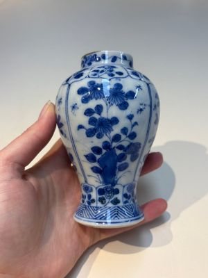 A group of Chinese and Japanese famille verte, blue and white wares, Kangxi and later — foto 25