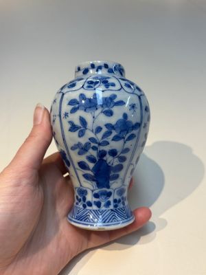 A group of Chinese and Japanese famille verte, blue and white wares, Kangxi and later — foto 26