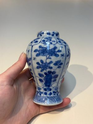 A group of Chinese and Japanese famille verte, blue and white wares, Kangxi and later — foto 27