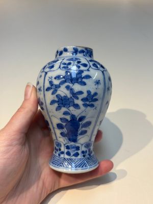 A group of Chinese and Japanese famille verte, blue and white wares, Kangxi and later — foto 28