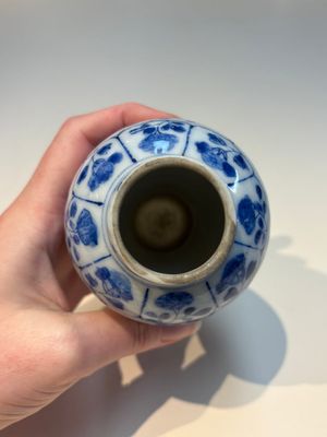 A group of Chinese and Japanese famille verte, blue and white wares, Kangxi and later — foto 29