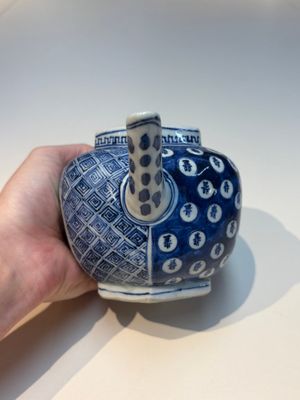 A group of Chinese and Japanese famille verte, blue and white wares, Kangxi and later — foto 3