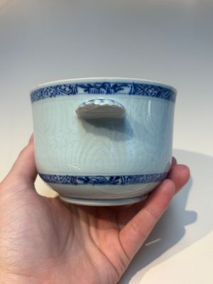 A group of Chinese and Japanese famille verte, blue and white wares, Kangxi and later — foto 32