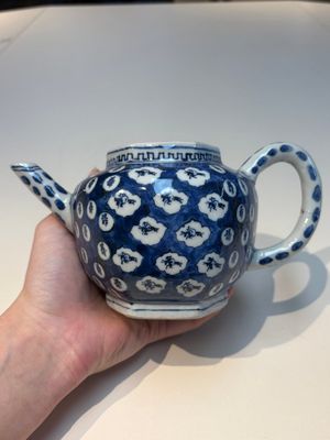 A group of Chinese and Japanese famille verte, blue and white wares, Kangxi and later — foto 4