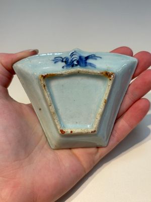 A group of Chinese and Japanese famille verte, blue and white wares, Kangxi and later — foto 42