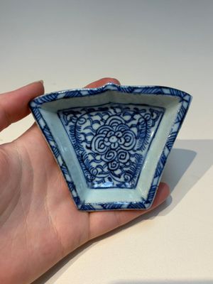 A group of Chinese and Japanese famille verte, blue and white wares, Kangxi and later — foto 43