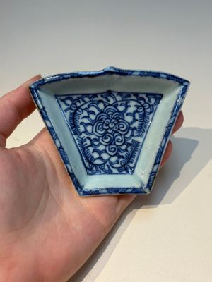 A group of Chinese and Japanese famille verte, blue and white wares, Kangxi and later — foto 47