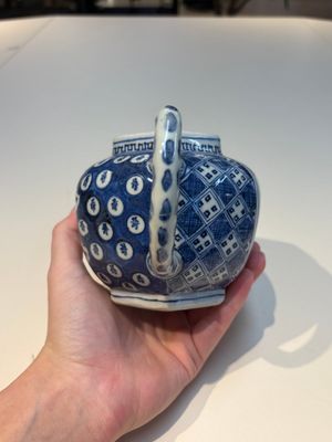 A group of Chinese and Japanese famille verte, blue and white wares, Kangxi and later — foto 5