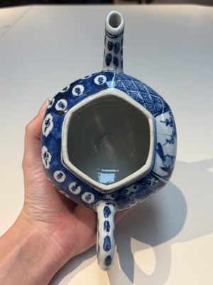A group of Chinese and Japanese famille verte, blue and white wares, Kangxi and later — foto 6