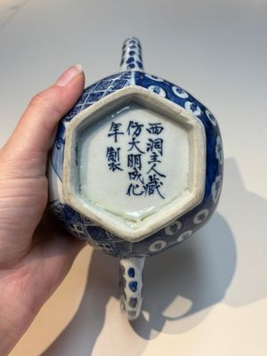 A group of Chinese and Japanese famille verte, blue and white wares, Kangxi and later — foto 7