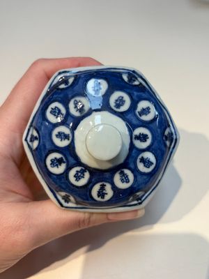A group of Chinese and Japanese famille verte, blue and white wares, Kangxi and later — foto 8