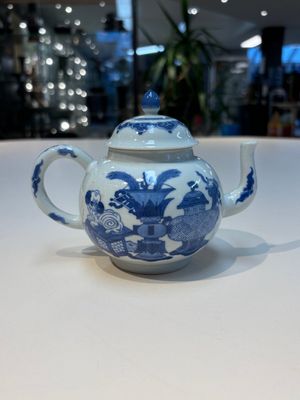 A group of Chinese and Japanese famille verte, blue and white wares, Kangxi and later — foto 10