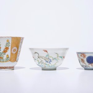 A group of Chinese and Japanese tea wares, incl. a teapot, four cups and three saucers, Kangxi and later — photo 12