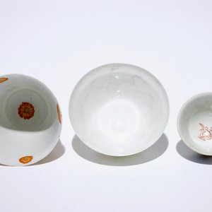 A group of Chinese and Japanese tea wares, incl. a teapot, four cups and three saucers, Kangxi and later — photo 14