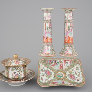 A group of Chinese Canton famille rose wares: a pair of candlesticks, a covered bowl on stand and a oblong tray, 19th C — photo 1