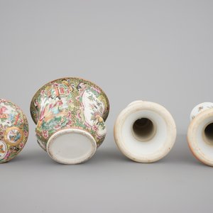 A group of Chinese Canton famille rose wares: a pair of candlesticks, a covered bowl on stand and a oblong tray, 19th C — photo 11