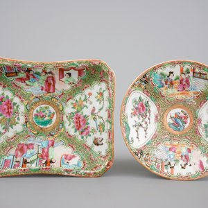 A group of Chinese Canton famille rose wares: a pair of candlesticks, a covered bowl on stand and a oblong tray, 19th C — photo 12