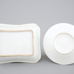 A group of Chinese Canton famille rose wares: a pair of candlesticks, a covered bowl on stand and a oblong tray, 19th C — photo 13