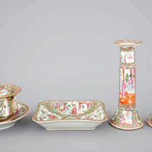 A group of Chinese Canton famille rose wares: a pair of candlesticks, a covered bowl on stand and a oblong tray, 19th C — photo 2