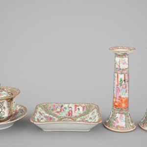 A group of Chinese Canton famille rose wares: a pair of candlesticks, a covered bowl on stand and a oblong tray, 19th C — photo 3