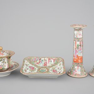 A group of Chinese Canton famille rose wares: a pair of candlesticks, a covered bowl on stand and a oblong tray, 19th C — photo 4