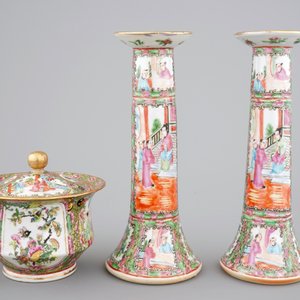 A group of Chinese Canton famille rose wares: a pair of candlesticks, a covered bowl on stand and a oblong tray, 19th C — photo 5
