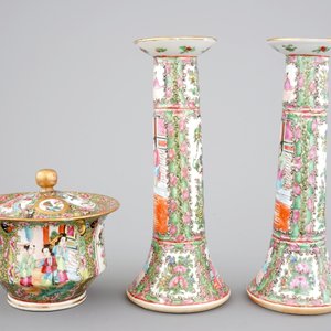 A group of Chinese Canton famille rose wares: a pair of candlesticks, a covered bowl on stand and a oblong tray, 19th C — photo 6