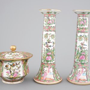 A group of Chinese Canton famille rose wares: a pair of candlesticks, a covered bowl on stand and a oblong tray, 19th C — photo 7