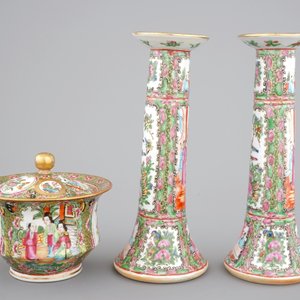 A group of Chinese Canton famille rose wares: a pair of candlesticks, a covered bowl on stand and a oblong tray, 19th C — photo 8