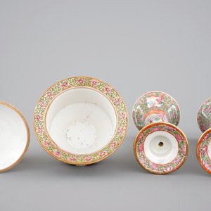 A group of Chinese Canton famille rose wares: a pair of candlesticks, a covered bowl on stand and a oblong tray, 19th C — photo 9