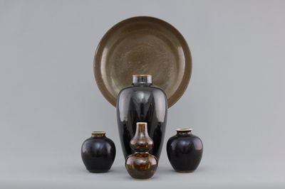 A group of Chinese monochrome brown and black wares, 17/18th C.