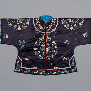 A group of eight pieces of Chinese embroidered silk, 19/20th C. — 照片 4