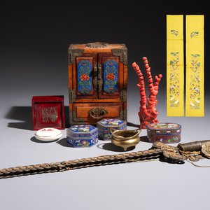 A group of eleven Chinese decorative objects, including bronze, cloisonné, wood, and silk, 20th C. — photo 1