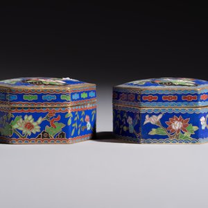 A group of eleven Chinese decorative objects, including bronze, cloisonné, wood, and silk, 20th C. — photo 13